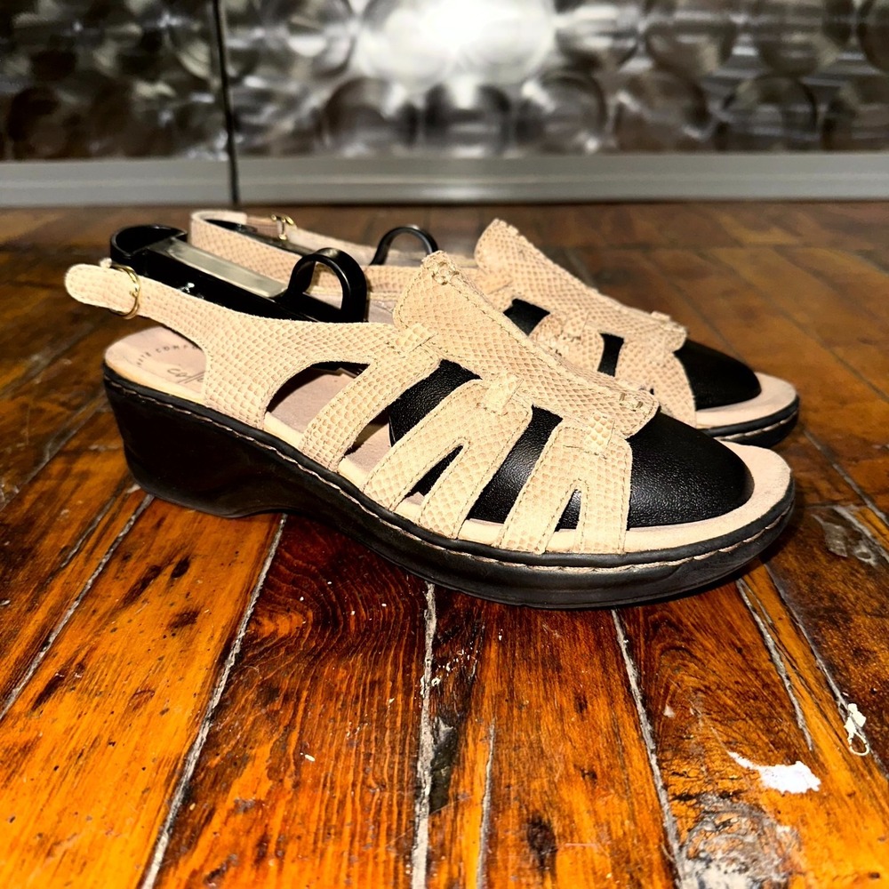 Clarks Lexi Marigold Q Sandals Women's Size 9 Beige Snakeskin Wedge Heel Buckle